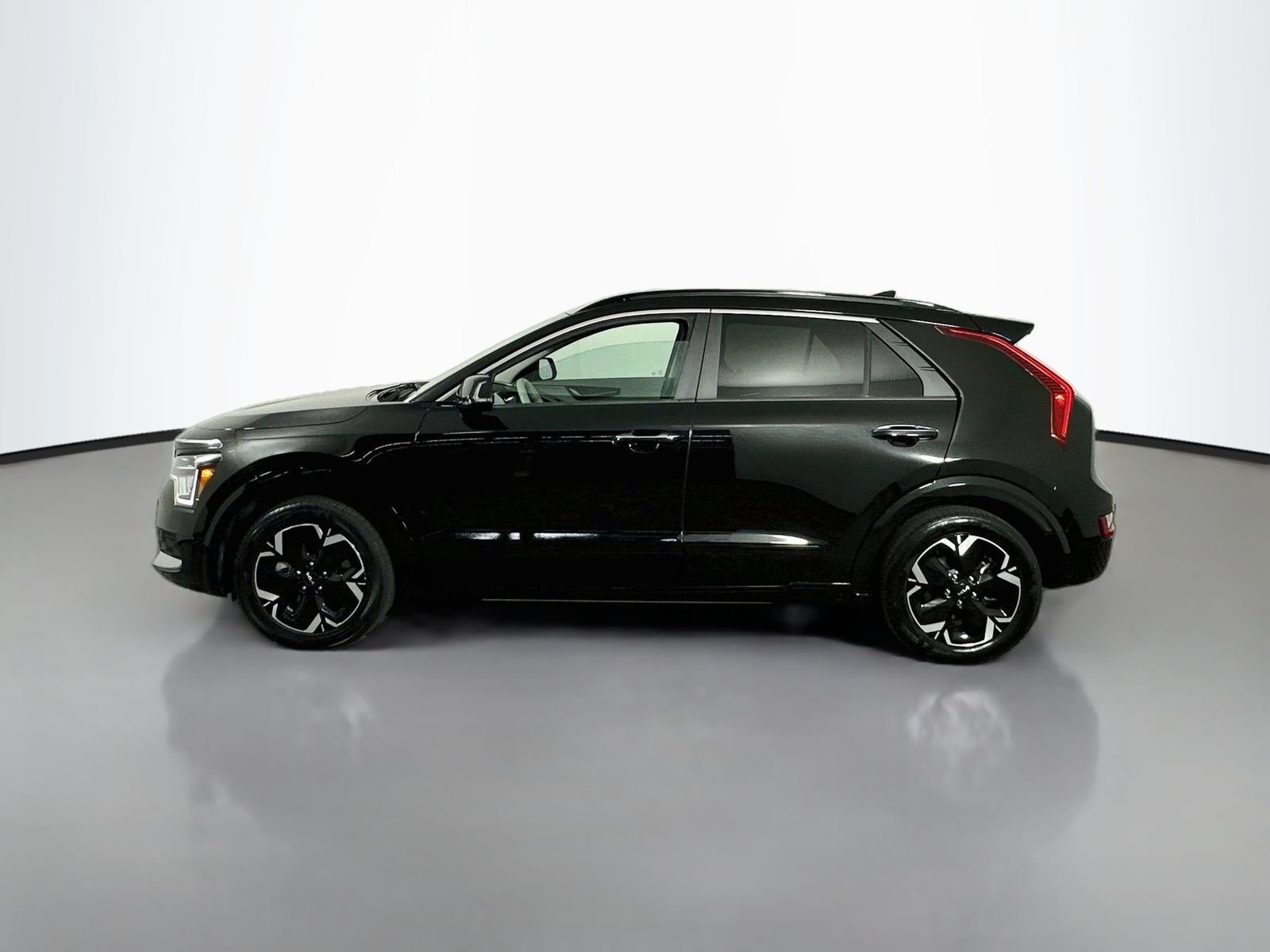 Used 2024 Aurora Black Kia Wave image 4