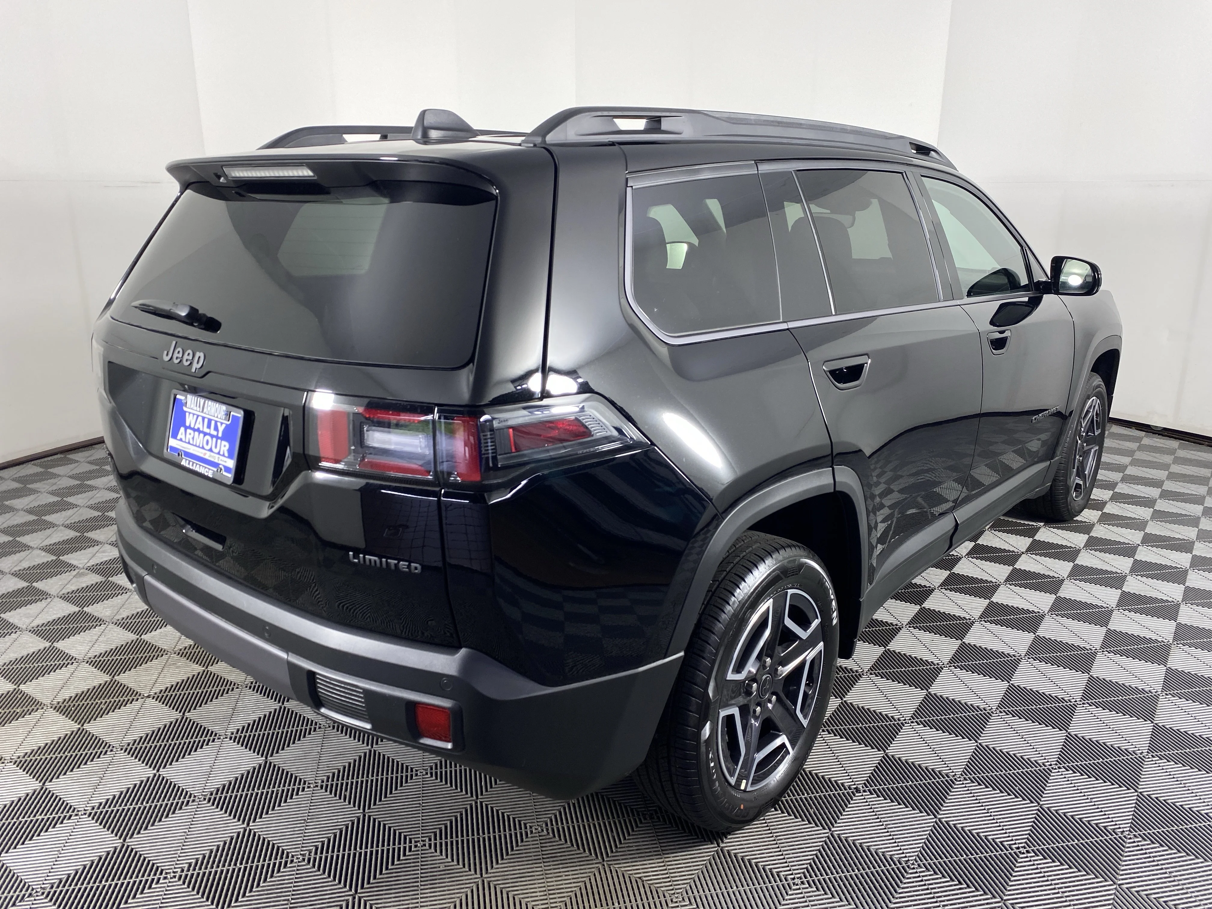 New 2026 Diamond Black Crystal Pearl-Coat Exterior Paint Jeep Limited image 8