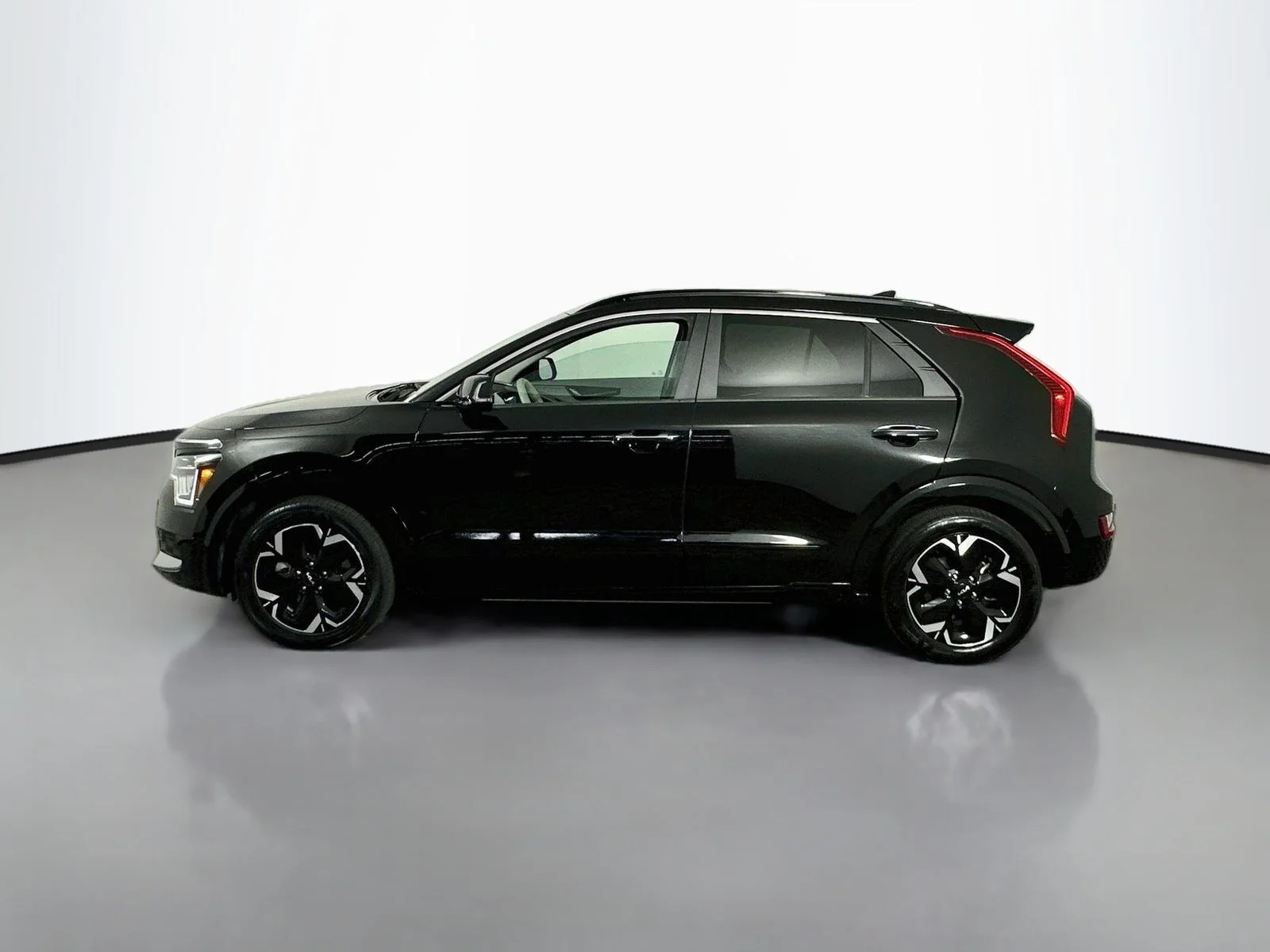 Used 2024 Aurora Black Kia Wave image 4