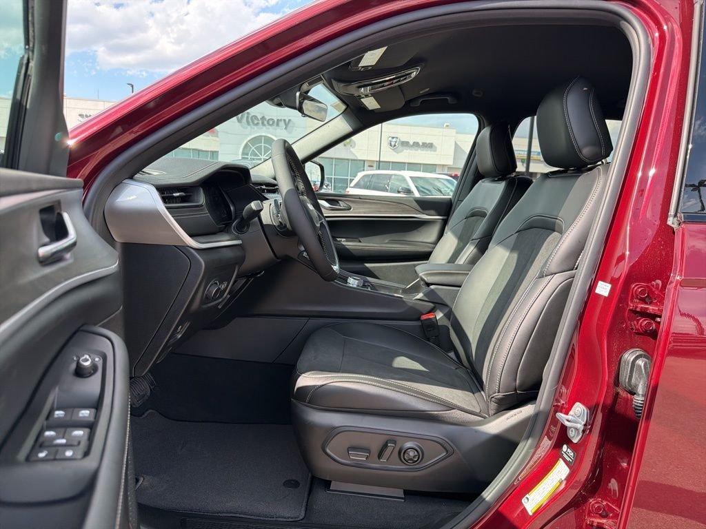 New 2026 Velvet Red Pearl-Coat Exterior Paint Jeep Altitude image 9