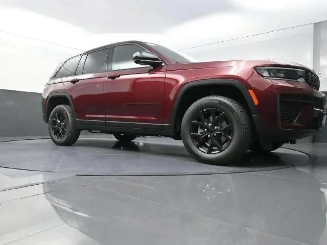 New 2026 Velvet Red Pearl-Coat Exterior Paint Jeep Laredo image 18