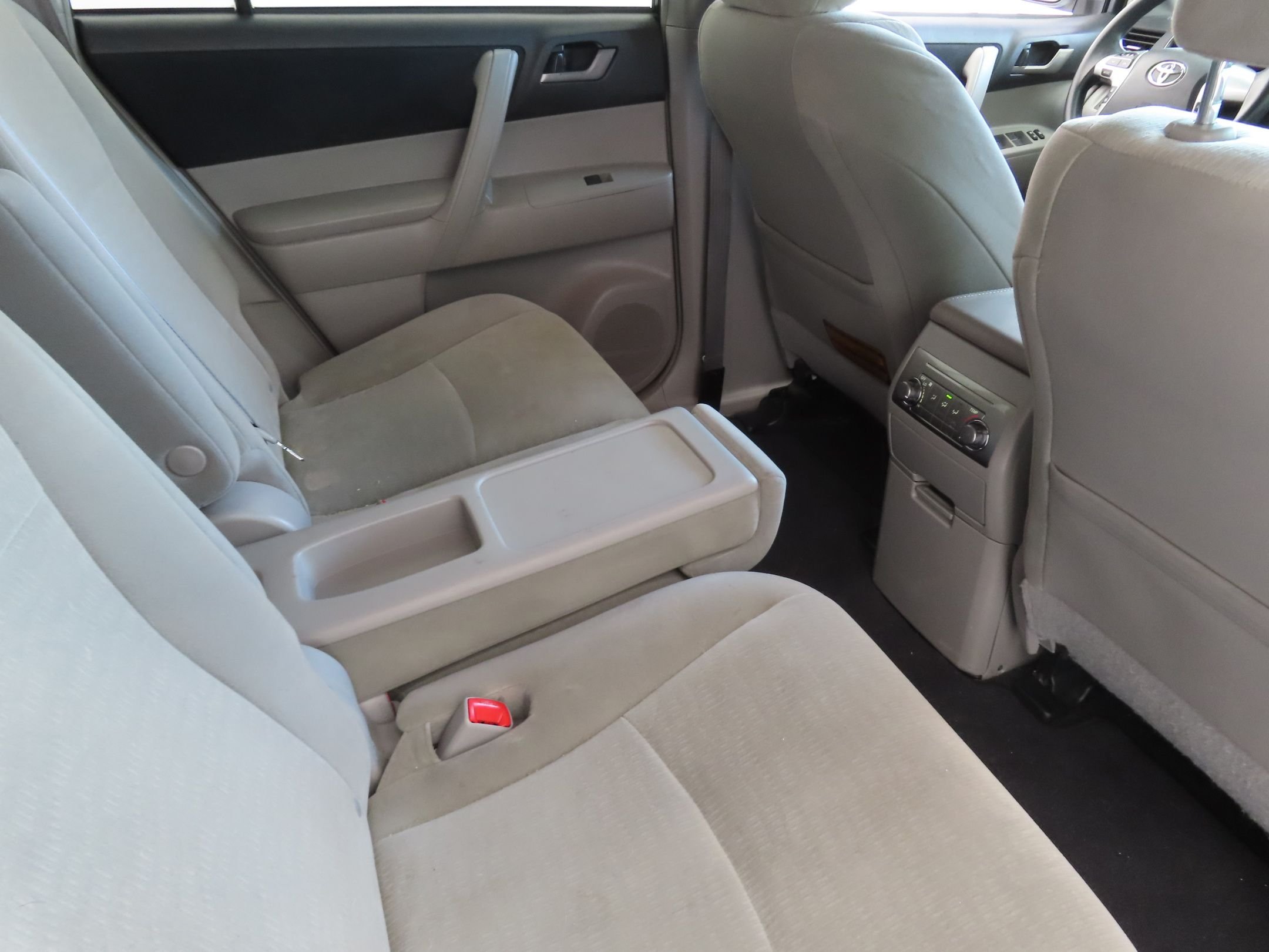 Used 2012 White Toyota Base image 23
