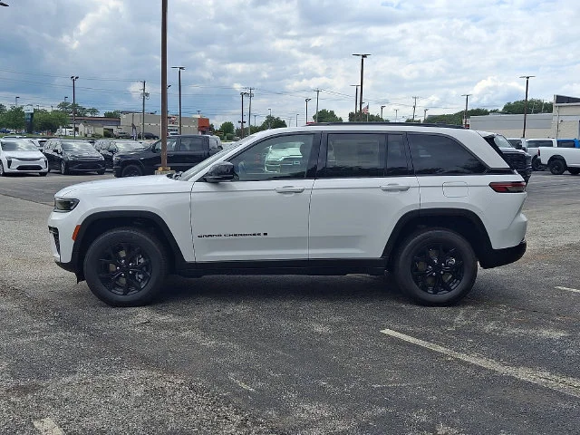 New 2026 White/off-white Jeep Laredo Altitude image 5