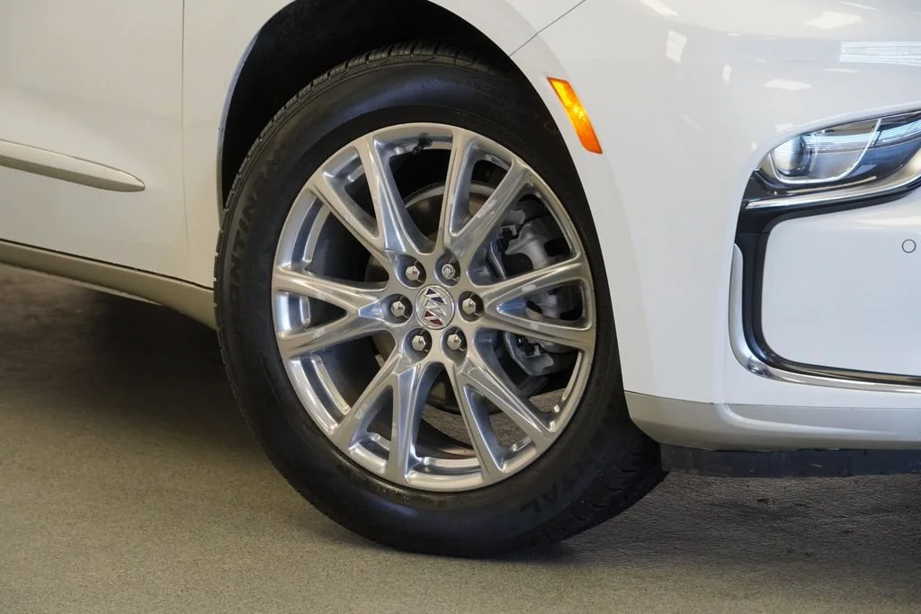 Used 2023 Summit White Buick Essence image 9