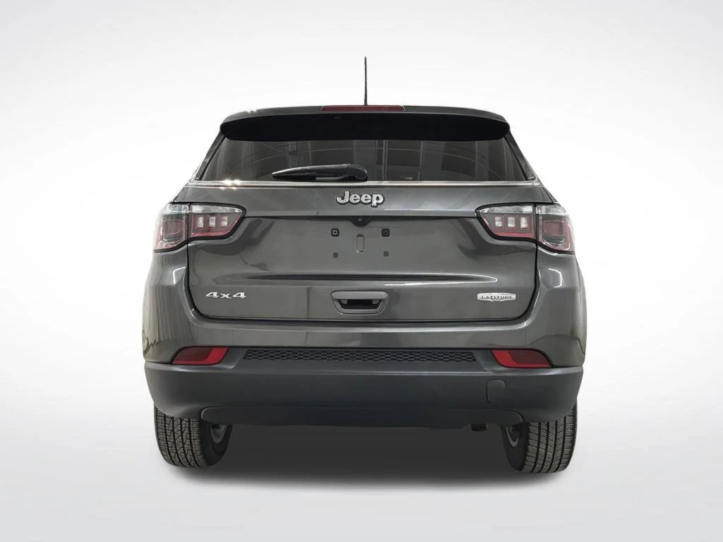 Used 2022 Crystal Metallic Jeep Latitude image 22