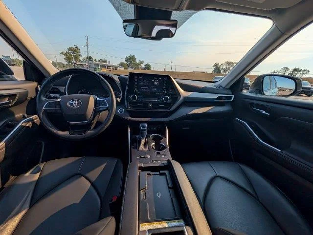 Used 2020 White Toyota XLE image 12