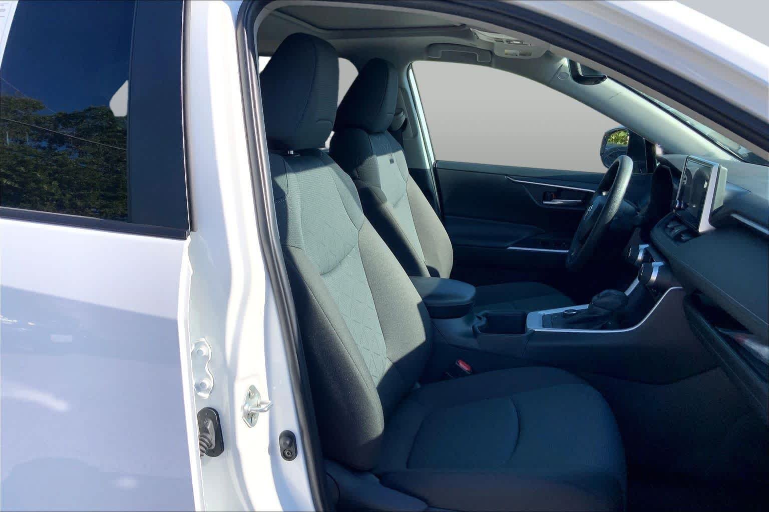 Used 2025 Ice Cap Toyota Hybrid XLE image 7