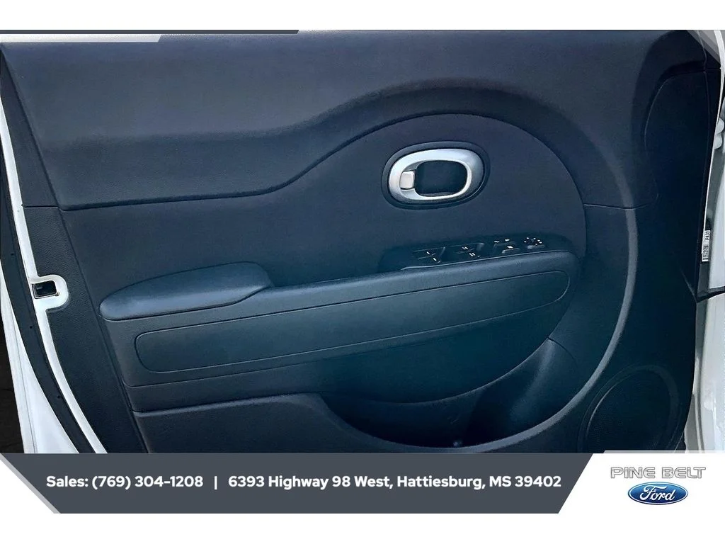Used 2016 Clear White Kia + image 17