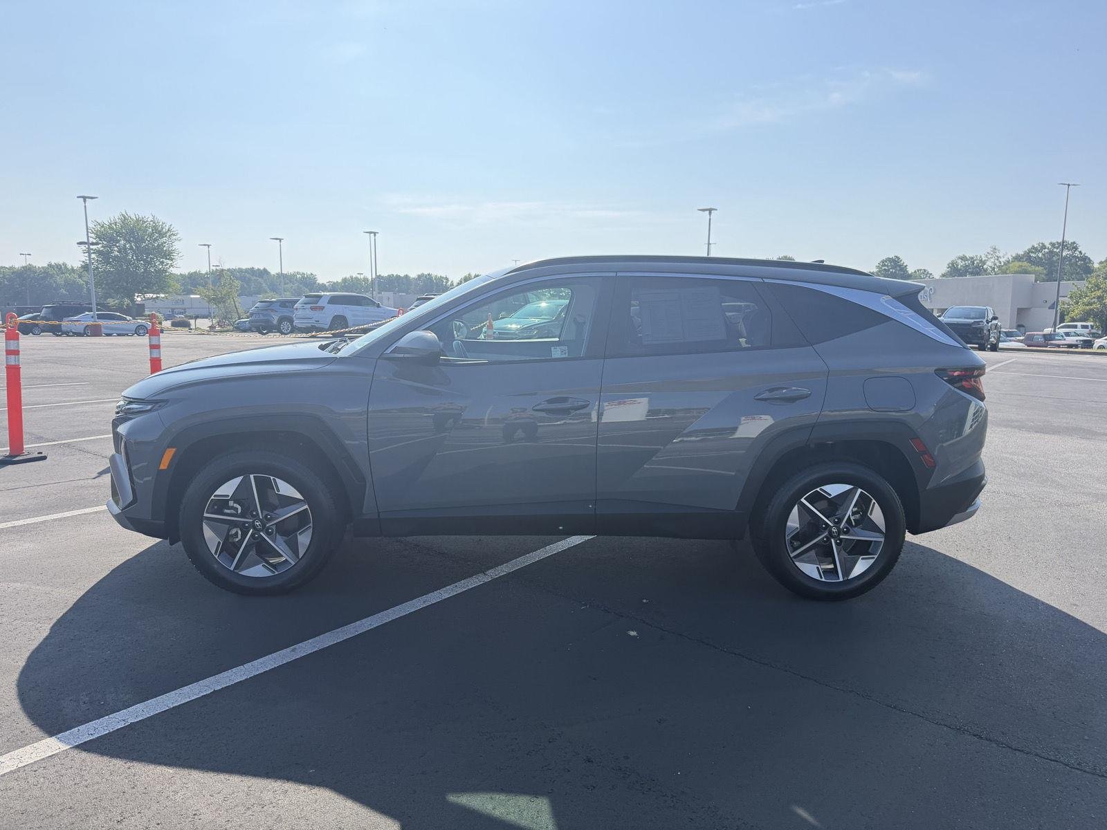 Used 2025 Hampton Gray Hyundai SEL image 8
