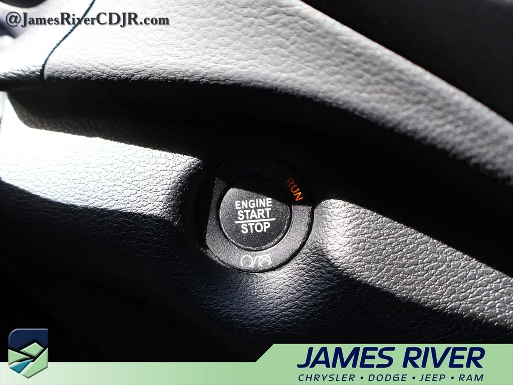 Used 2021 Silver Jeep Latitude Lux image 31