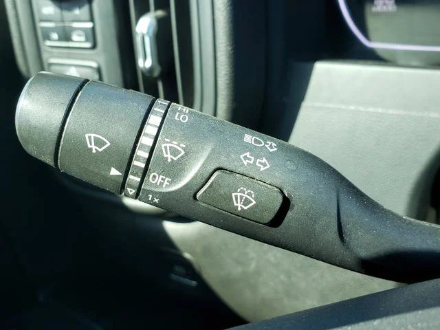Used 2022 Silver Chevrolet Custom image 21