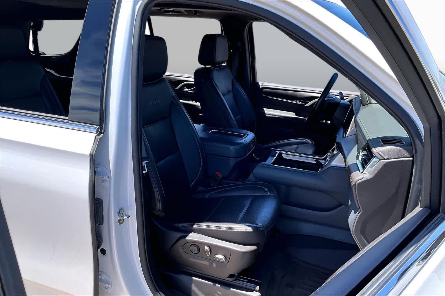Used 2022 White Frost Tricoat GMC Denali image 7