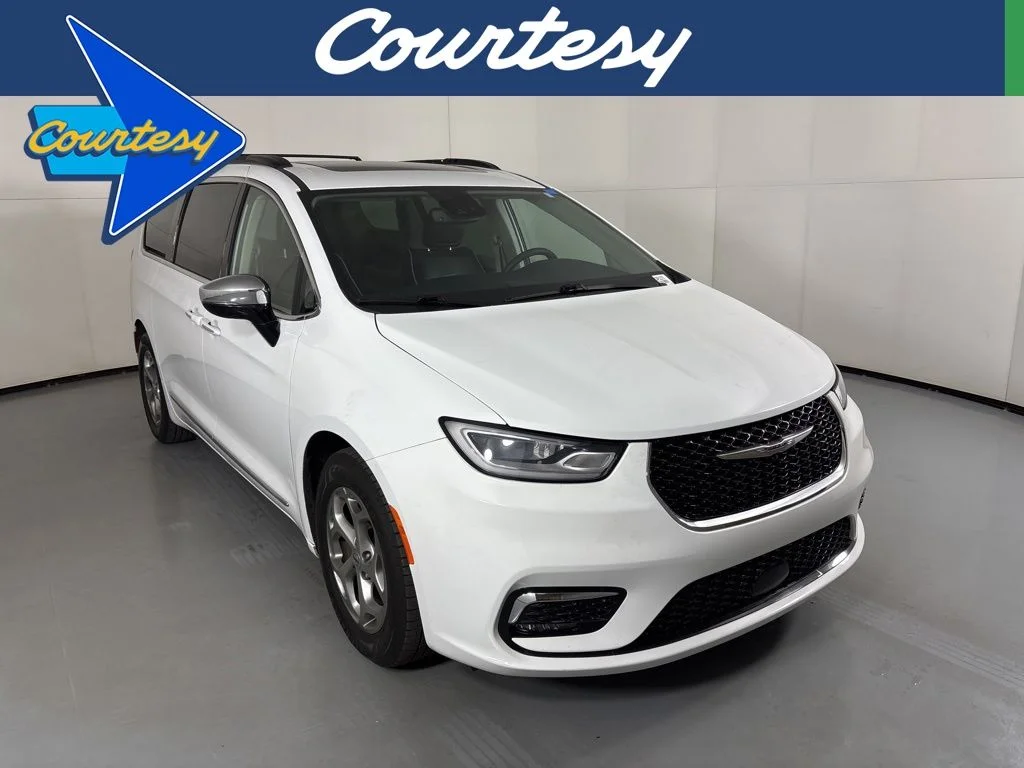2023 Chrysler Pacifica Limited's photo