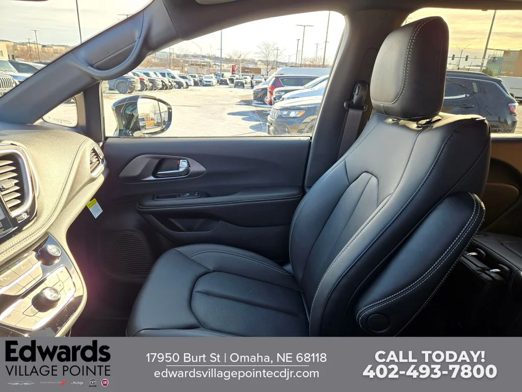 2026 Chrysler Pacifica Select - Photo 22