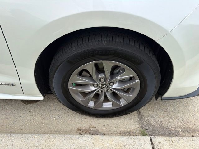 Used 2021 White Toyota XLE image 11