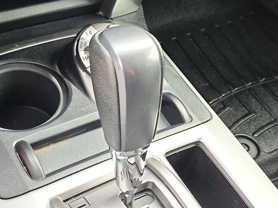 Used 2016 CLASSIC SILVER METALLIC Toyota Limited image 26