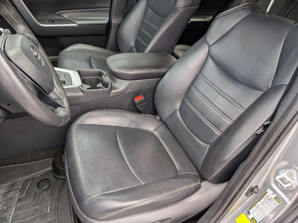 Used 2019 Silver Toyota XLE Premium image 14