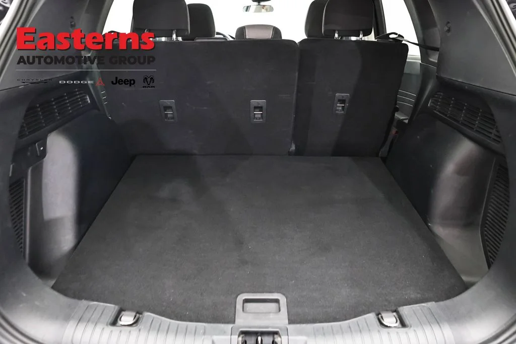 Used 2022 Black Ford SE image 10