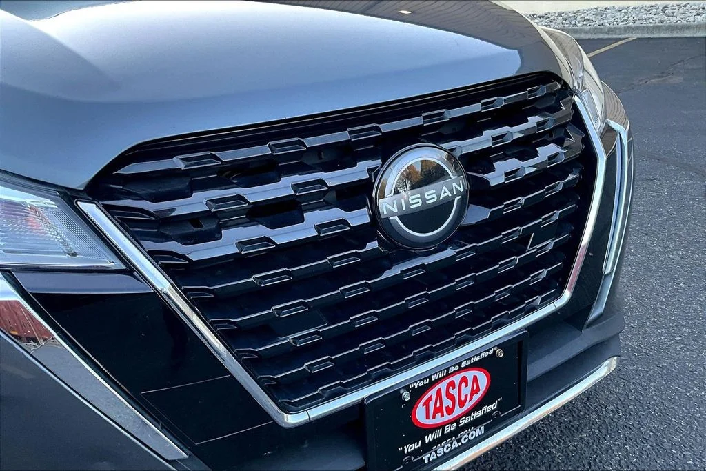 Used 2022 Gray Nissan SV image 31