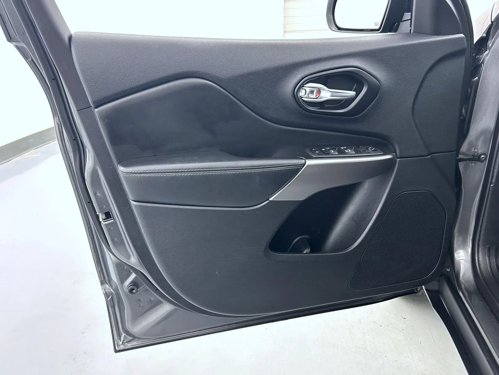 Used 2022 Gray Jeep Latitude Lux image 9