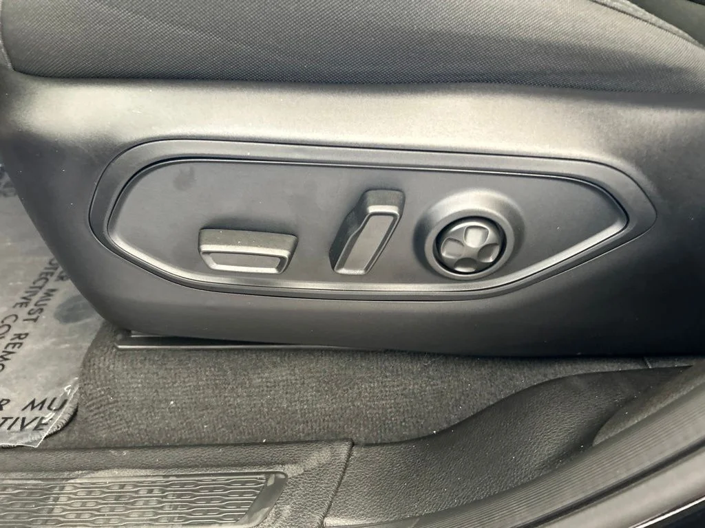 Used 2025 Black Jeep Laredo image 37