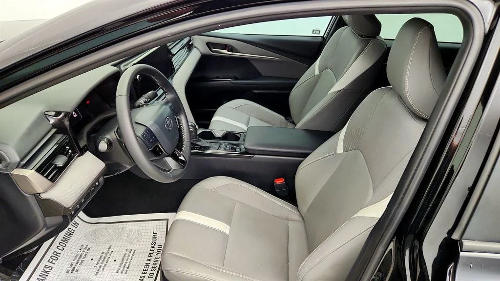 Used 2025 Midnight Black Metallic Toyota SE w/ Moonroof & Multimedia Upgrade Pkg image 19