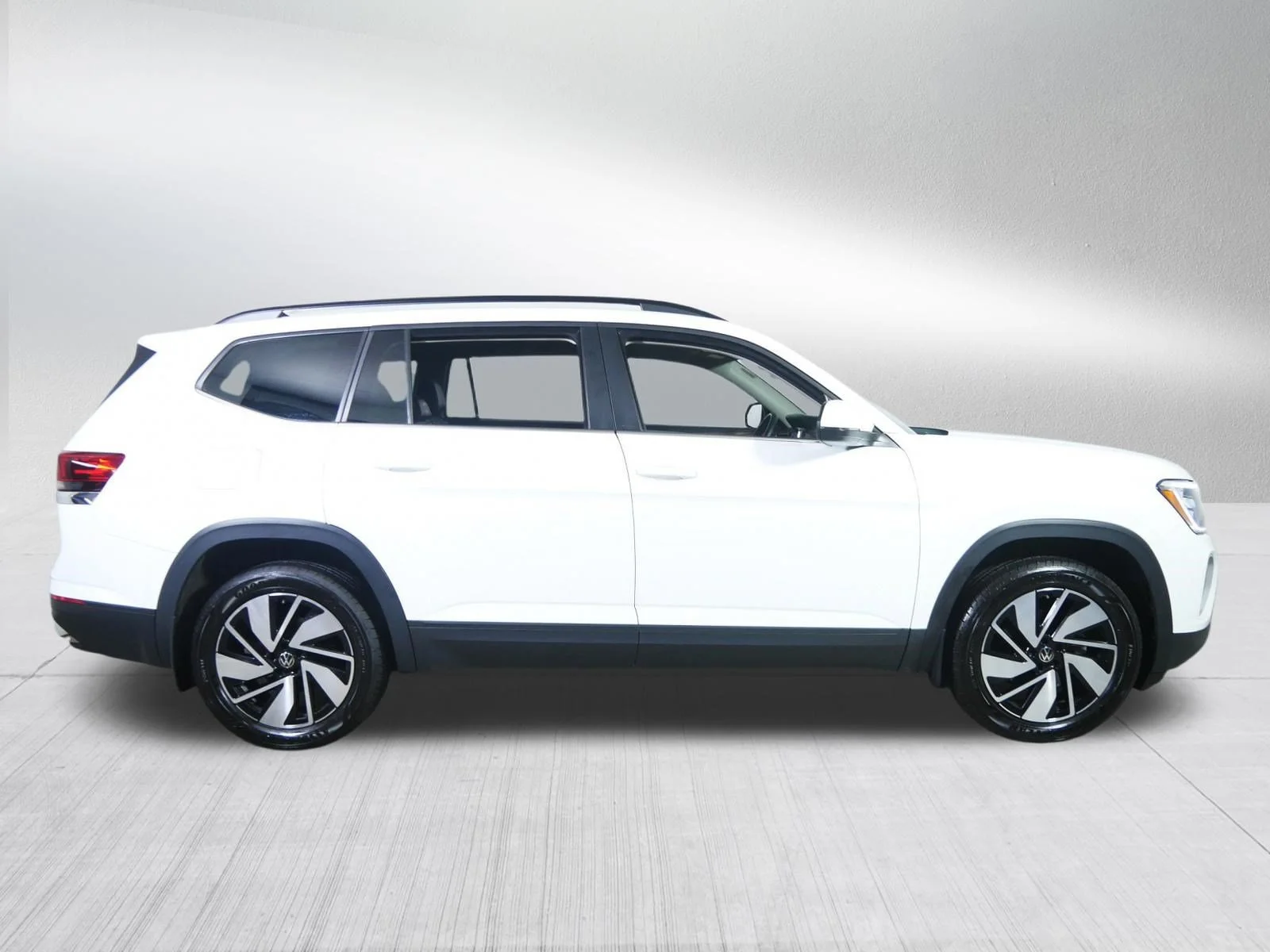 Used 2025 Pure White Volkswagen 2.0T SE w/Technology image 8
