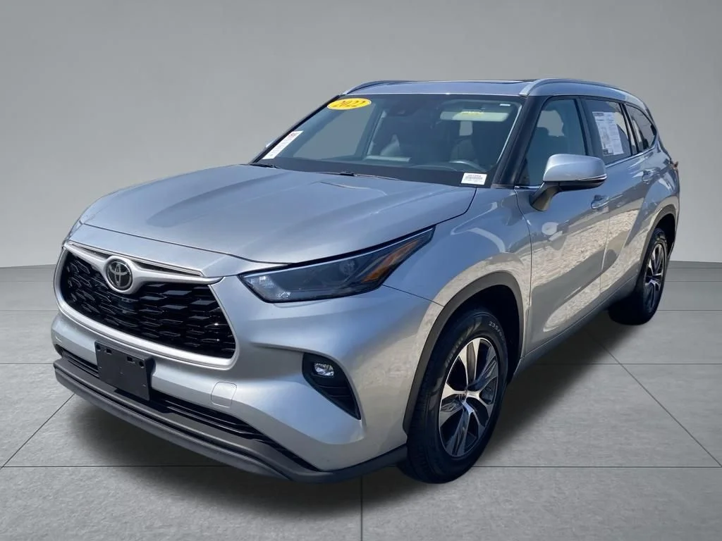Used 2022 Silver Toyota XLE image 2
