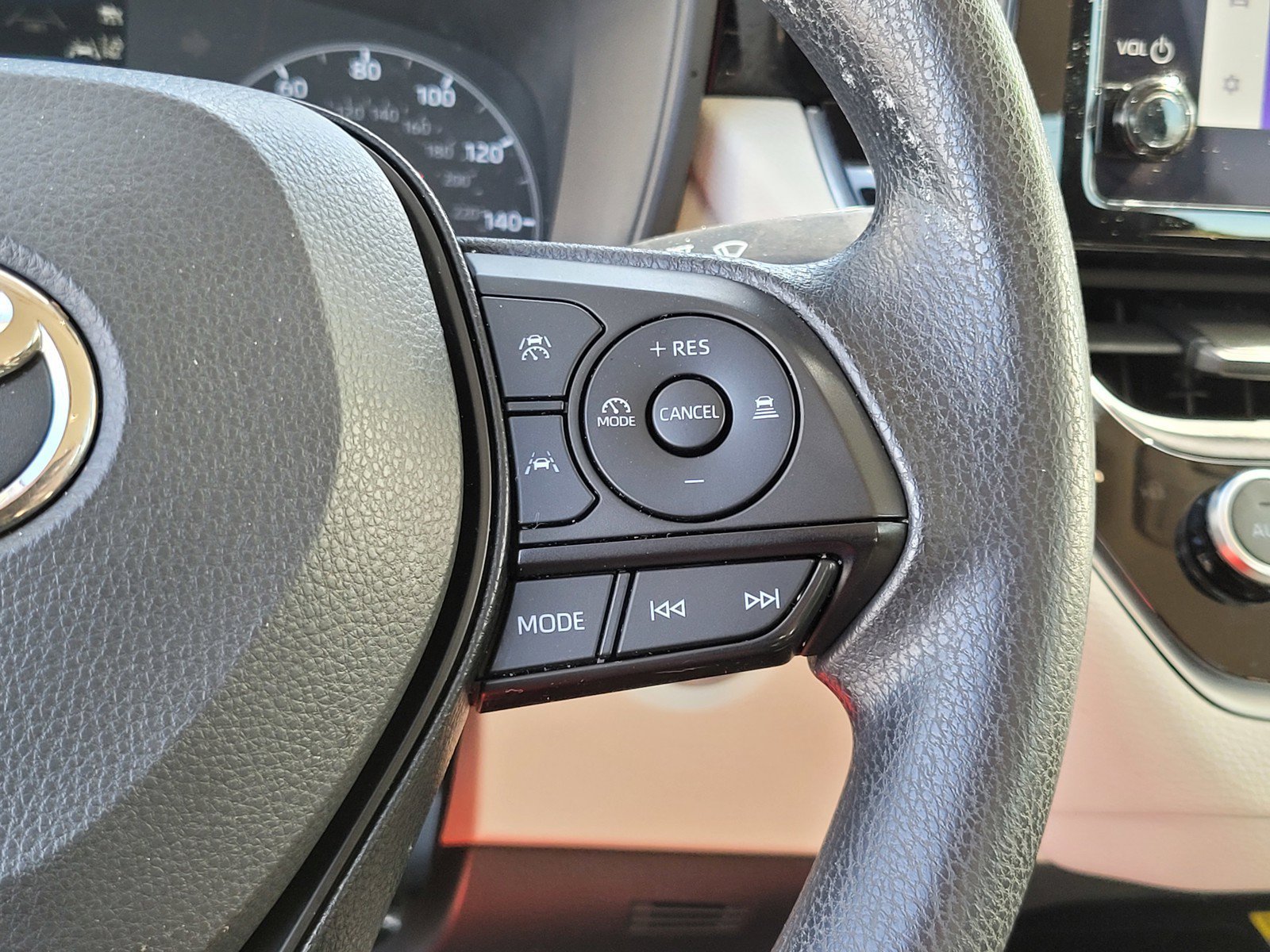 Used 2025  Toyota LE image 26