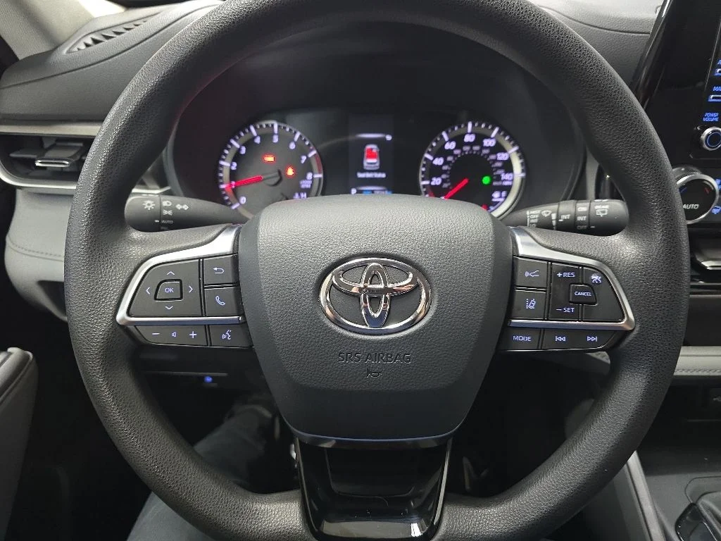 Used 2020 White Toyota L image 18