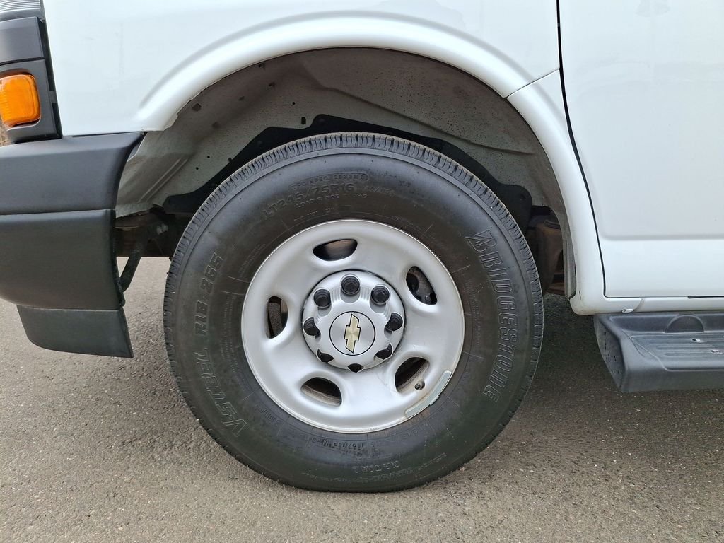 2023 Chevrolet Express Passenger LS - Photo 17