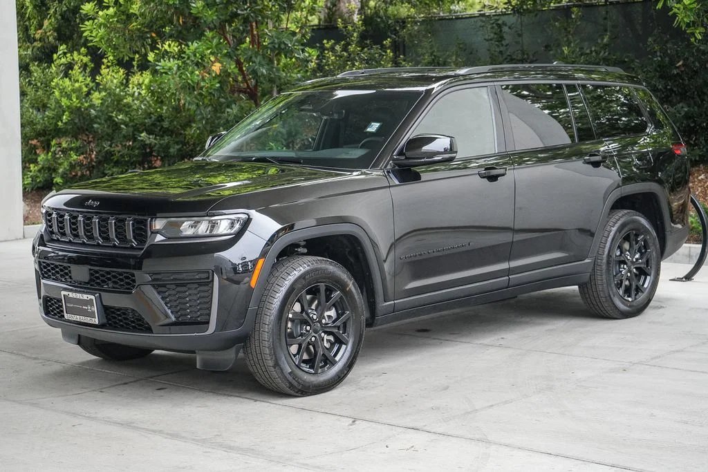 New 2026 Diamond Black Crystal Pearlcoat Jeep Altitude image 3
