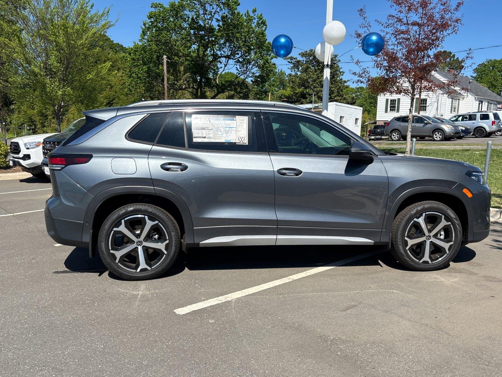2025 Volkswagen Tiguan SE - Photo 6