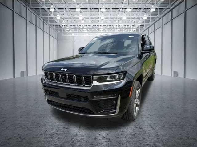 New 2026 Diamond Black Crystal Pearl-Coat Exterior Paint Jeep Limited image 7