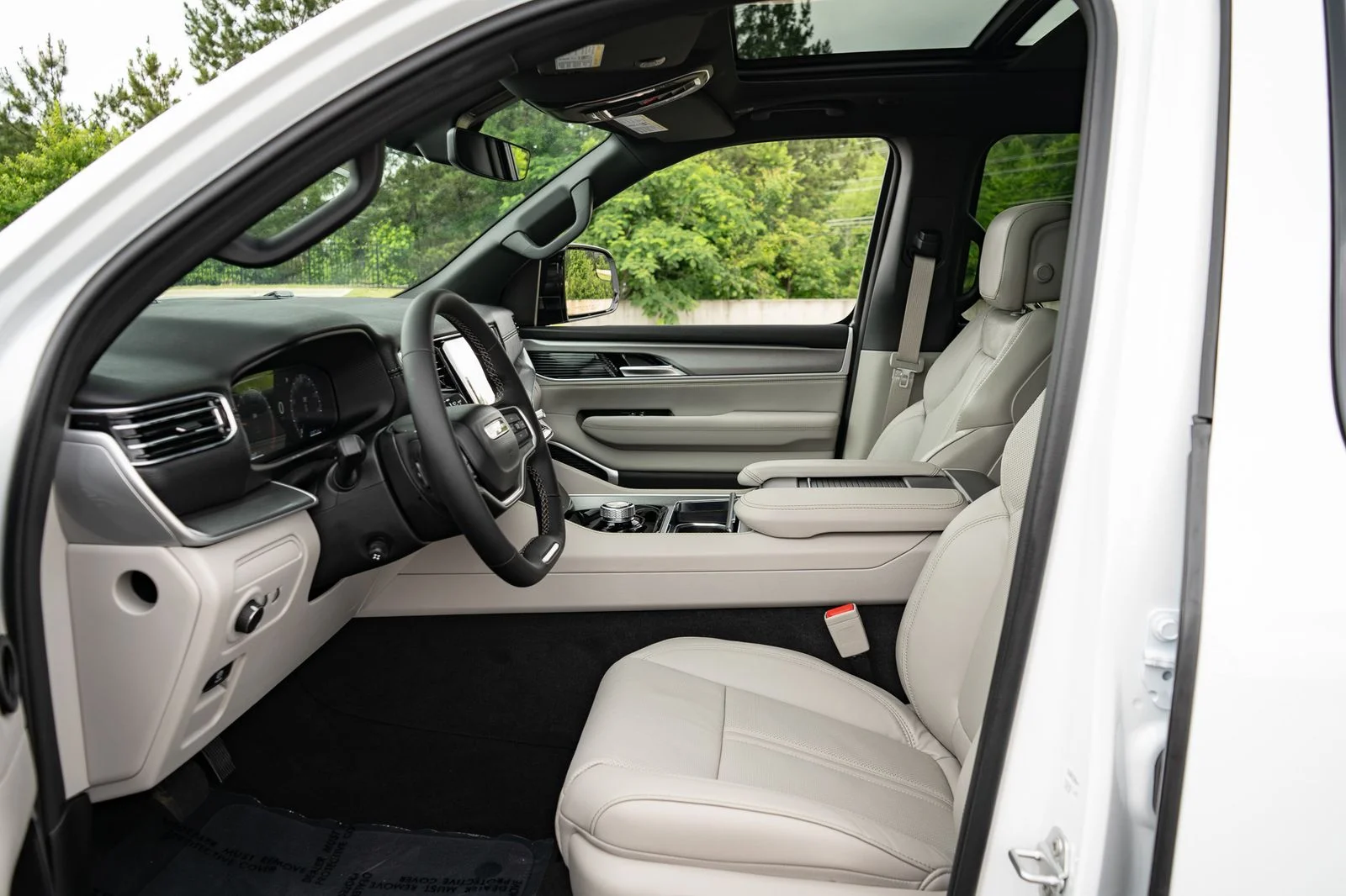 New 2026 Bright White Clear-Coat Exterior Paint Jeep  image 14