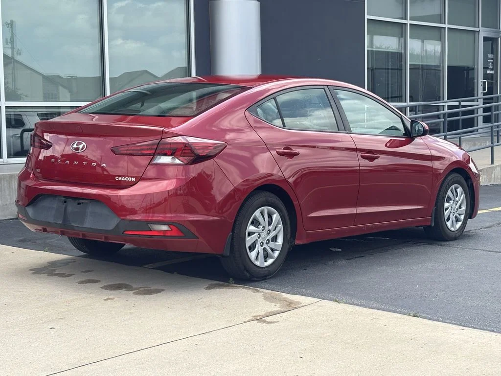 Used 2020 Red Hyundai SE image 6