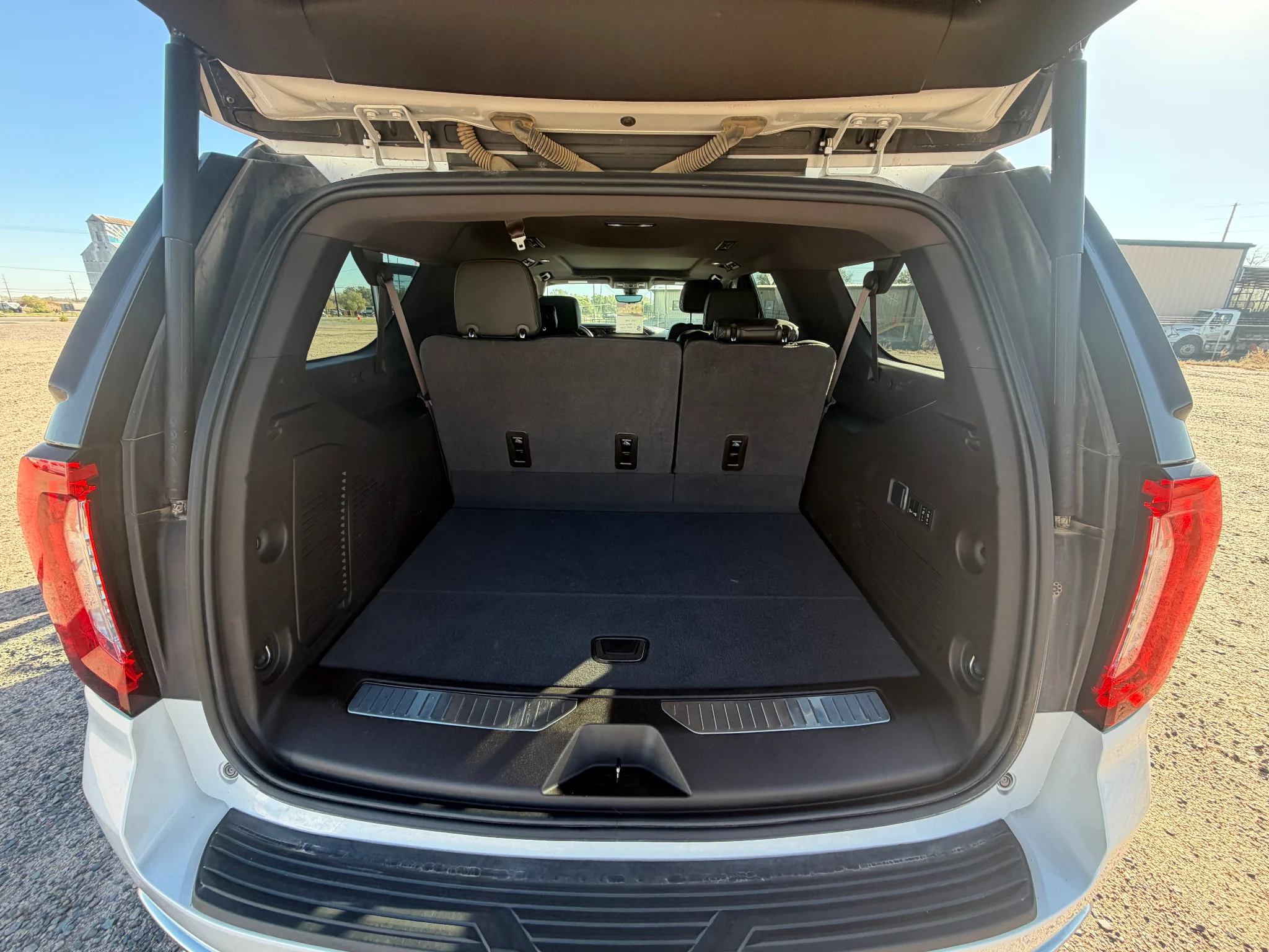 Used 2022 White Frost Tricoat GMC Denali image 18