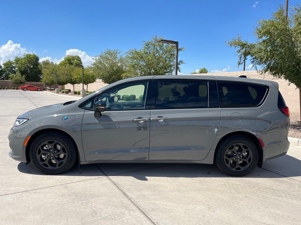 Used 2023 Gray Chrysler Limited image 9