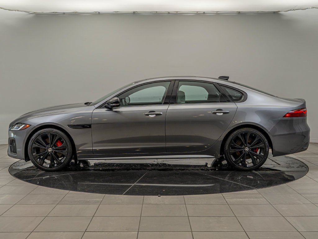 Used 2024 Eiger Gray Metallic Jaguar R-Dynamic SE image 8