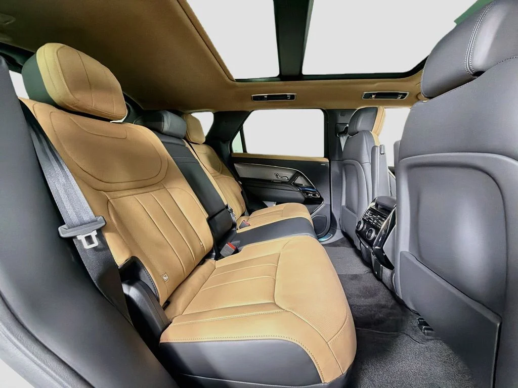 New 2026 Fuji White Land Rover Dynamic SE image 29