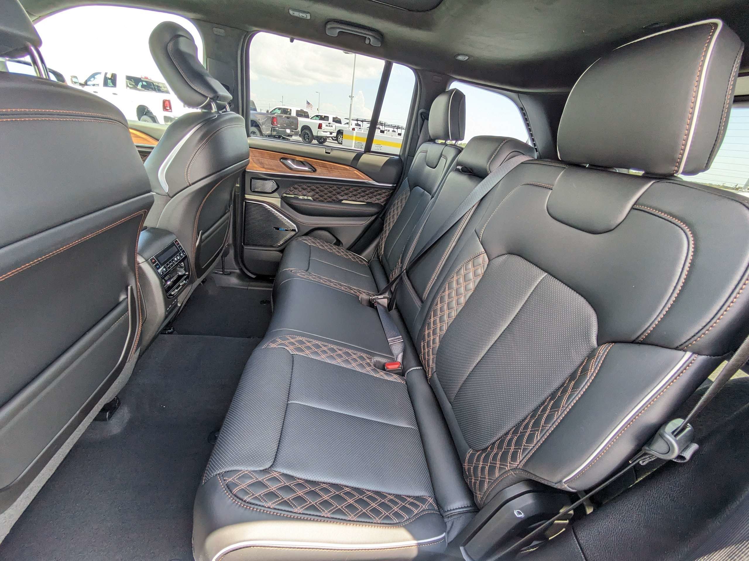 New 2026 Diamond Black Crystal Pearl-Coat Exterior Paint Jeep Summit image 14