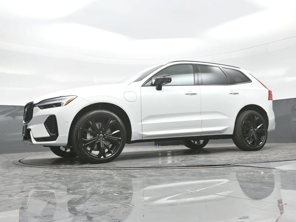 New 2026 Crystal White Volvo T8 Ultra Black Edition image 24