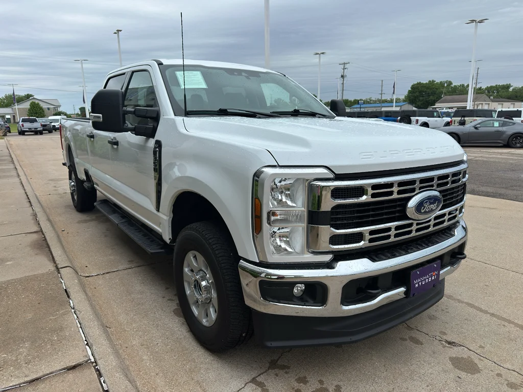 Used 2024 Oxford White Ford XLT image 2