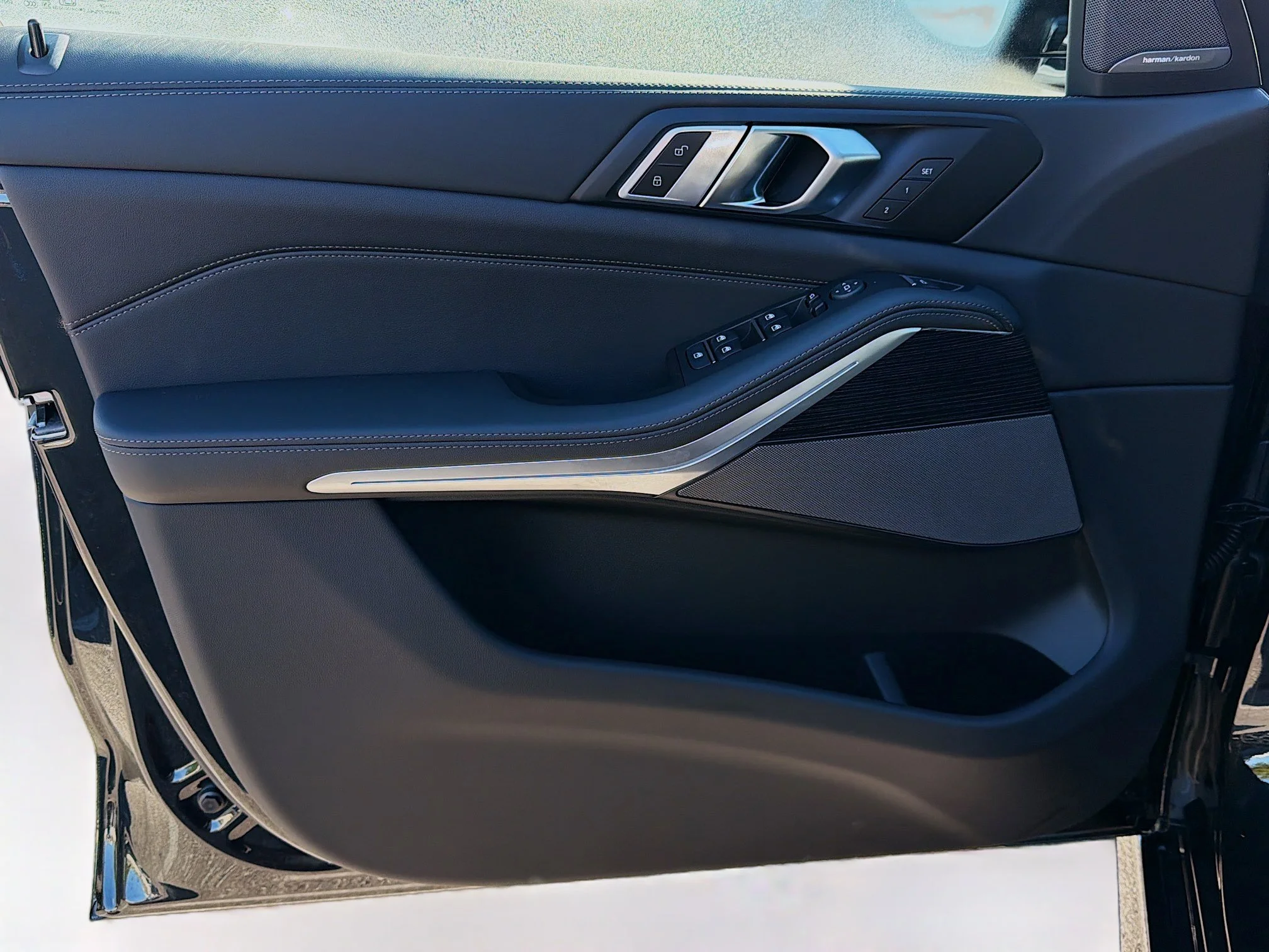 New 2026 Black Sapphire Metallic BMW xDrive40i image 21