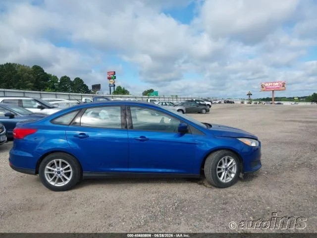 Used 2018 Blue Ford SE image 4