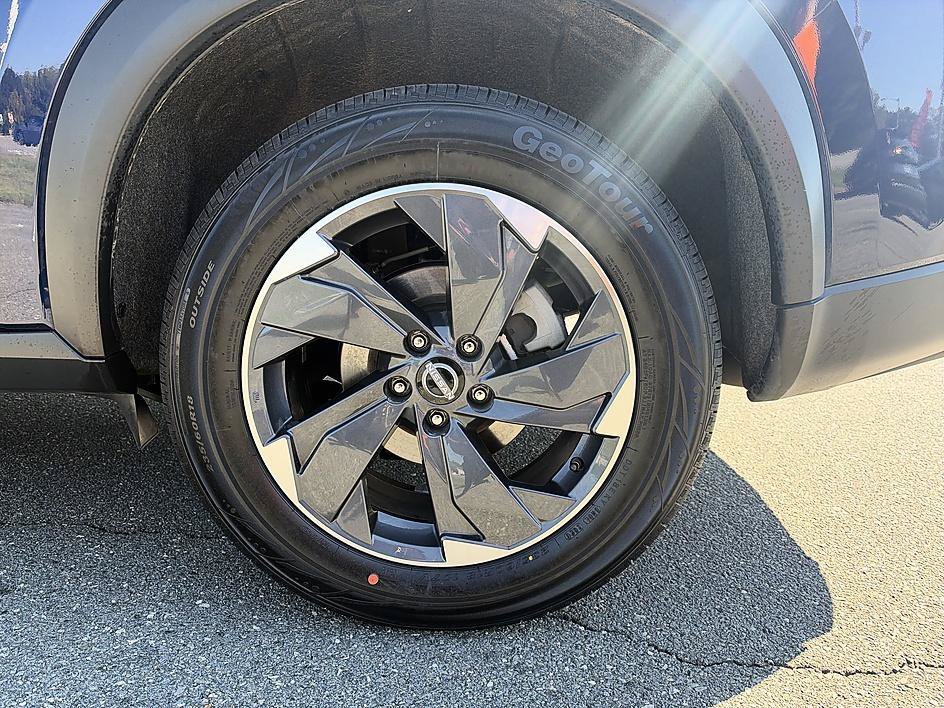 Used 2025 Deep Ocean Blue Pearl Nissan SV image 10