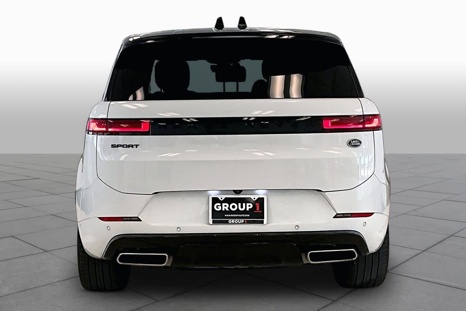 Used 2023 Fuji White Land Rover SE Dynamic image 4
