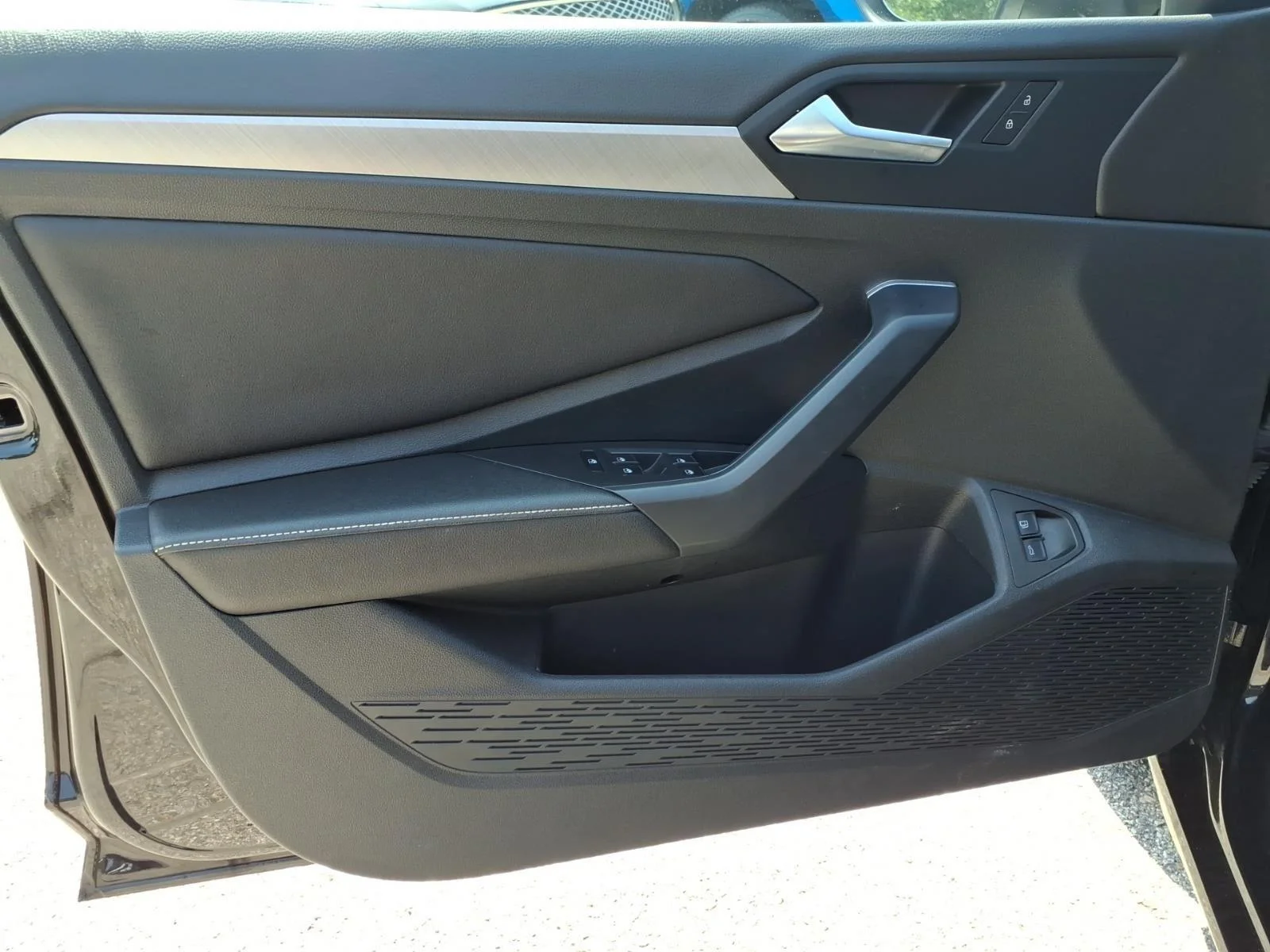 Used 2024  Volkswagen SE image 22