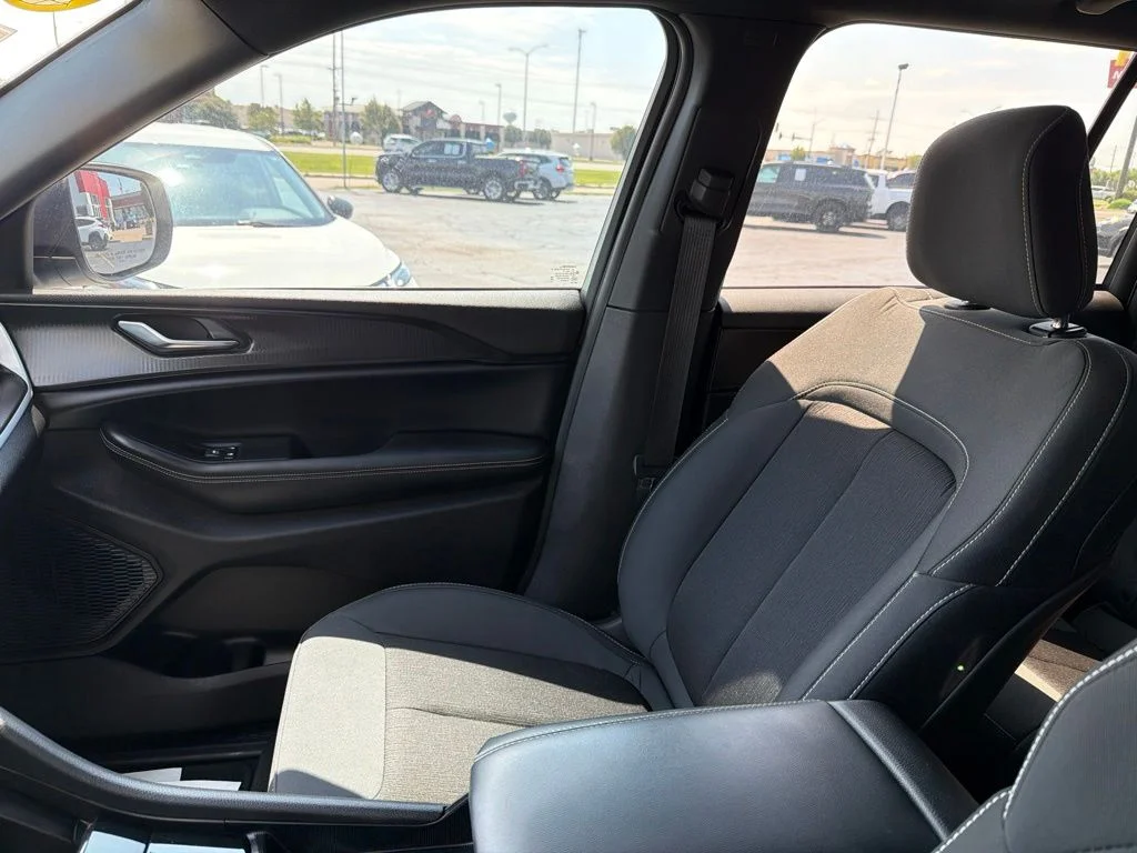 Used 2025 White Jeep Laredo image 14