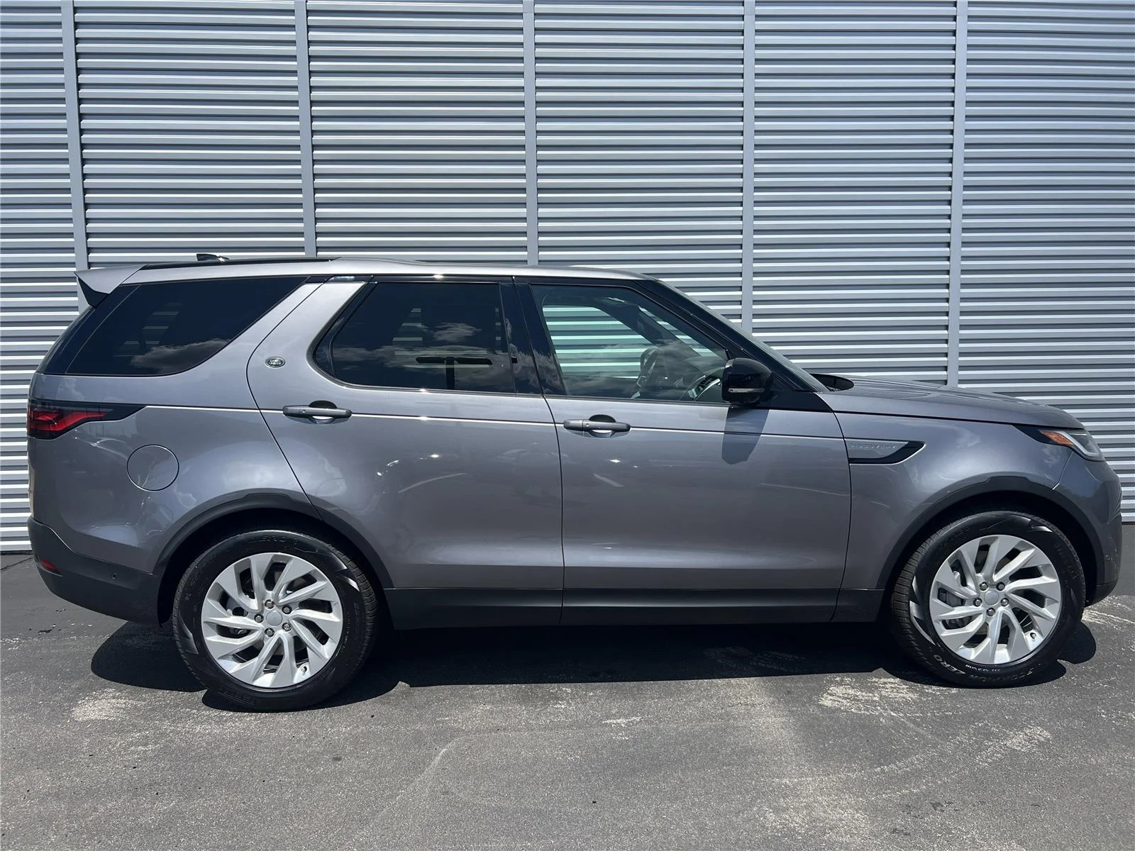 Used 2025 Eiger Grey Land Rover S image 5